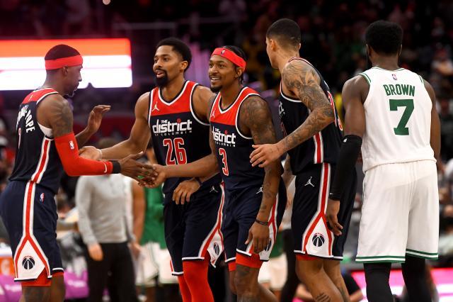 2026世界杯高清直播下载-比尔被队友抬出“会议室” 奇才核心留队希望大增