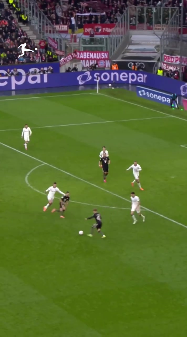 2026世界杯客户端安装-榜样!德甲官方发视频:拜仁新星卡尔护腿板上为梅西晒球衣画面