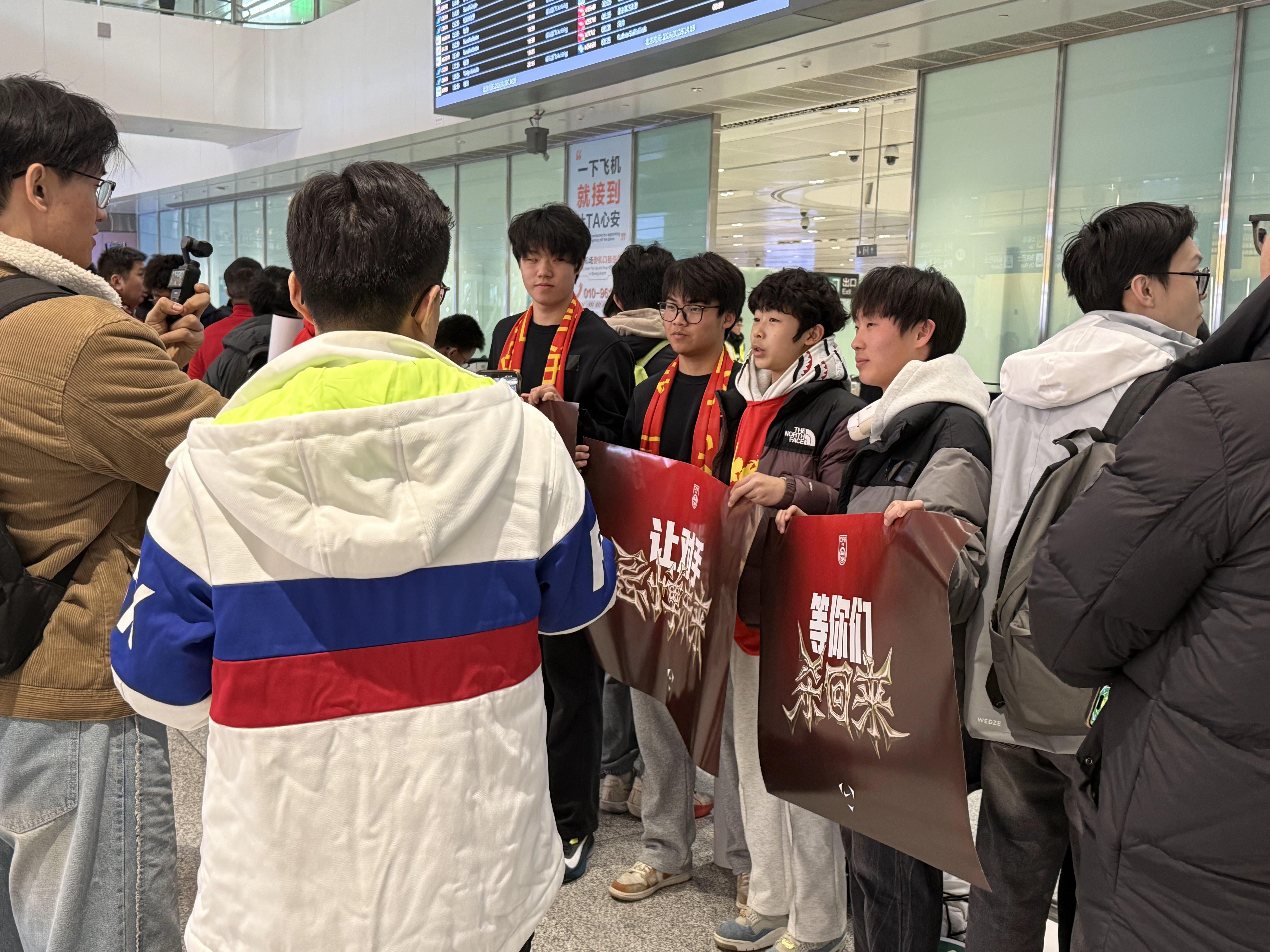 U23国足将于下午落地大兴机场,大量球迷现场迎接将士们凯旋