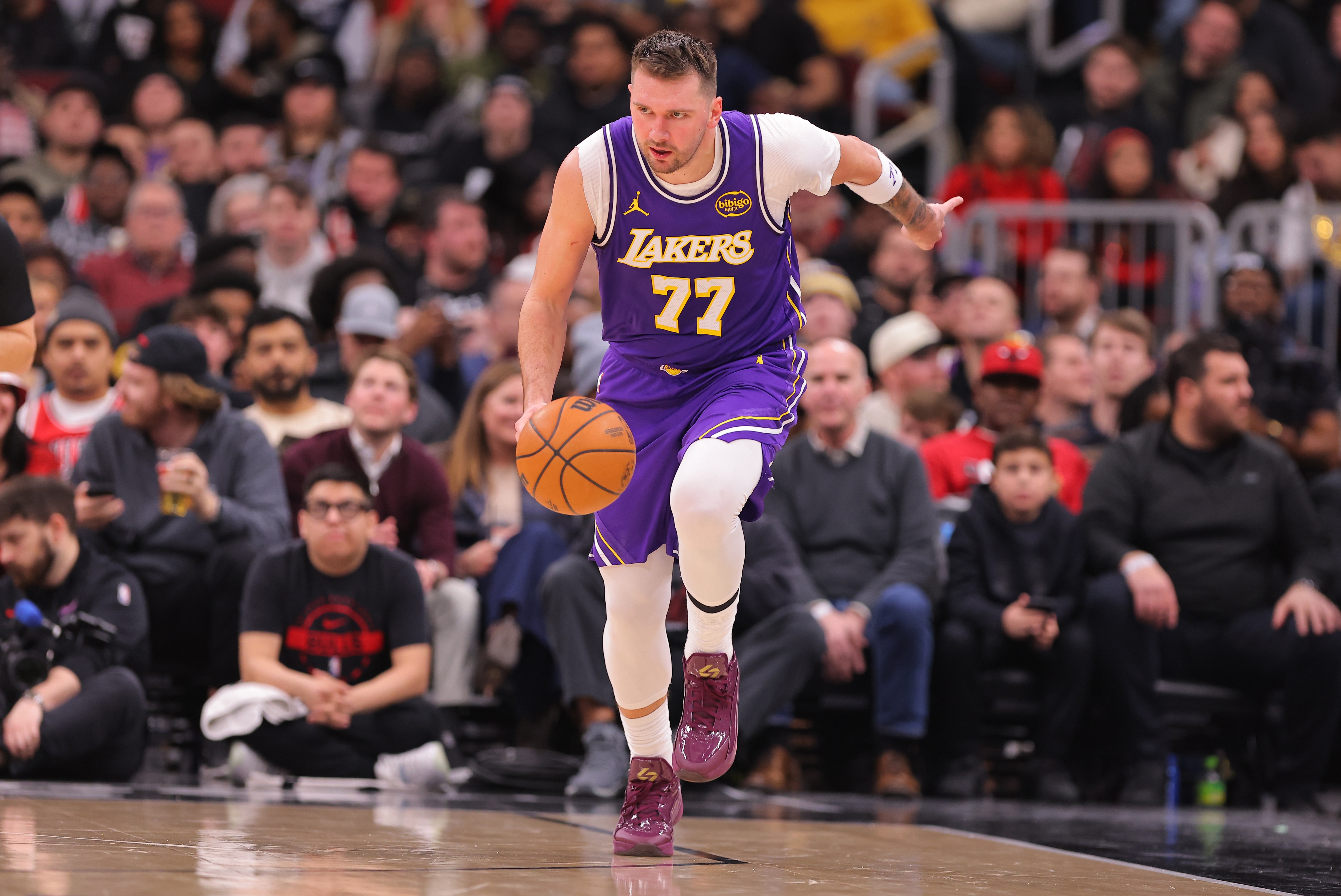 2026世界杯官方直播app下载-别有大碍!东契奇次节左腿筋不适回更衣室 半场10中3&5失误